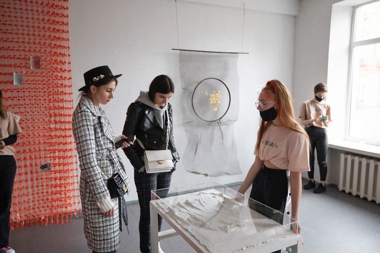 В школьной форме